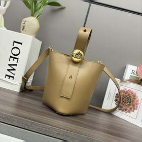 Loewe mini柔軟牛皮革Pebble Bucket水桶包 将純粹的簡約線