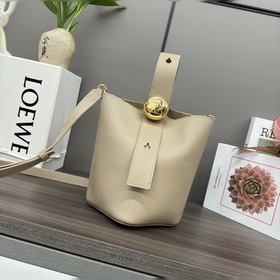 Loewe mini柔軟粒面牛皮革Pebble Bucket水桶包 将純粹的簡
