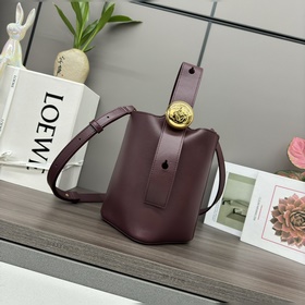 Loewe mini柔軟牛皮革Pebble Bucket水桶包 将純粹的簡約線