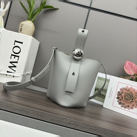 Loewe mini柔軟粒面牛皮革Pebble Bucket水桶包 将純粹的簡