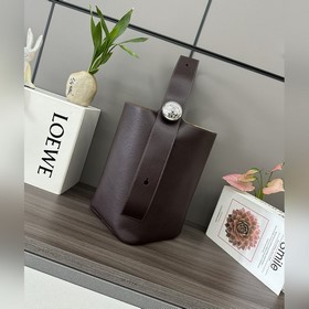 Loewe 中號柔軟鹿皮Pebble Bucket水桶包 将純粹的簡約線條與矚