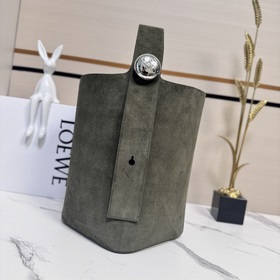 Loewe 大號絨面牛皮革Pebble 将純粹的簡約線條與矚目設計風格巧妙融合