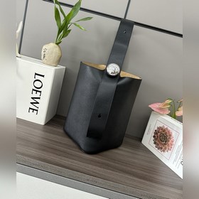Loewe 中號柔軟鹿皮Pebble Bucket水桶包 将純粹的簡約線條與矚