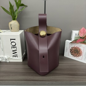 Loewe 中號柔軟牛皮革Pebble Bucket水桶包 将純粹的簡約線條與