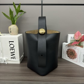 Loewe 中號柔軟牛皮革Pebble Bucket水桶包 将純粹的簡約線條與