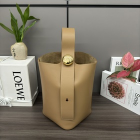 Loewe 中號柔軟牛皮革Pebble Bucket水桶包 将純粹的簡約線條與