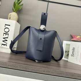 Loewe mini柔軟牛皮革Pebble Bucket水桶包 将純粹的簡約線