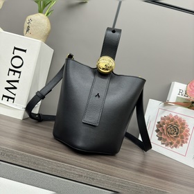 Loewe mini柔軟牛皮革Pebble Bucket水桶包 将純粹的簡約線