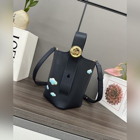 Loewe mini柔軟牛皮革Pebble Bucket水桶包 将純粹的簡約線