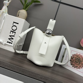 Loewe mini柔軟粒面牛皮革Pebble Bucket水桶包 将純粹的簡