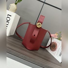 Loewe mini柔軟牛皮革Pebble Bucket水桶包 将純粹的簡約線