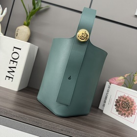 Loewe 中號柔軟牛皮革Pebble Bucket水桶包 将純粹的簡約線條與