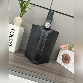 Loewe 柔軟牛皮Pebble Bucket水桶包 将純粹的簡約線條與矚目設