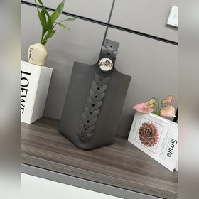Loewe 柔軟牛皮Pebble Bucket水桶包 将純粹的簡約線條與矚目設