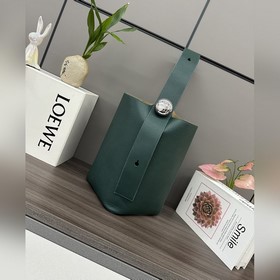Loewe 中號柔軟鹿皮Pebble Bucket水桶包 将純粹的簡約線條與矚
