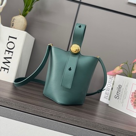Loewe mini柔軟牛皮革Pebble Bucket水桶包 将純粹的簡約線