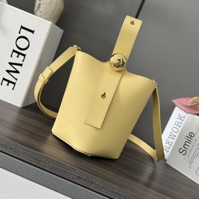 Loewe mini柔軟牛皮革Pebble Bucket水桶包 将純粹的簡約線