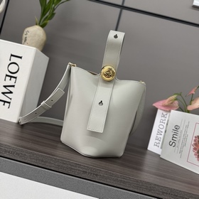 Loewe mini柔軟牛皮革Pebble Bucket水桶包 将純粹的簡約線