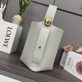 Loewe 中號柔軟牛皮革Pebble Bucket水桶包 将純粹的簡約線條與