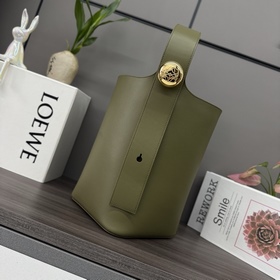 Loewe 中號柔軟牛皮革Pebble Bucket水桶包 将純粹的簡約線條與