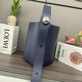 Loewe 中號柔軟牛皮革Pebble Bucket水桶包 将純粹的簡約線條與