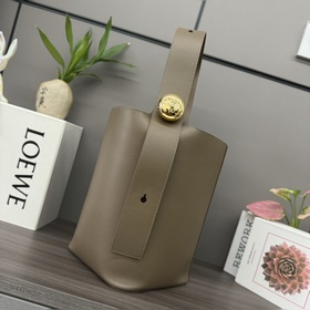 Loewe 中號柔軟牛皮革Pebble Bucket水桶包 将純粹的簡約線條與
