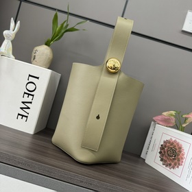 Loewe 中號柔軟牛皮革Pebble Bucket水桶包 将純粹的簡約線條與