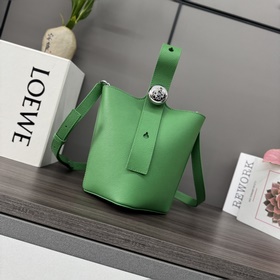 Loewe mini柔軟粒面牛皮革Pebble Bucket水桶包 将純粹的簡