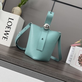 Loewe mini柔軟牛皮革Pebble Bucket水桶包 将純粹的簡約線