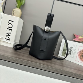 Loewe mini柔軟粒面牛皮革Pebble Bucket水桶包 将純粹的簡