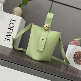 Loewe mini柔軟牛皮革Pebble Bucket水桶包 将純粹的簡約線