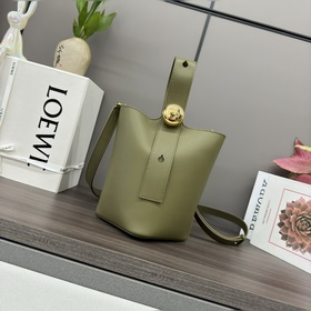 Loewe mini柔軟牛皮革Pebble Bucket水桶包 将純粹的簡約線