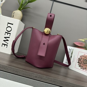 Loewe mini柔軟牛皮革Pebble Bucket水桶包 将純粹的簡約線