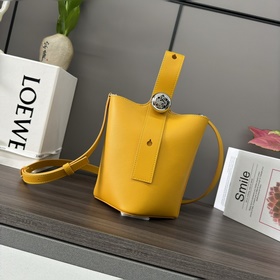 Loewe mini柔軟牛皮革Pebble Bucket水桶包 将純粹的簡約線