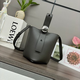 Loewe mini柔軟粒面牛皮革Pebble Bucket水桶包 将純粹的簡