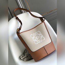Loewe 新款Hobo 水桶包 Anagram标志性金屬logo點綴，帆布和