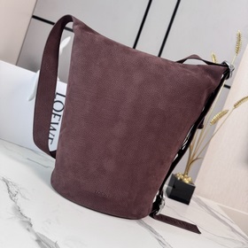 Loewe 柔軟牛巴革Loop 水桶手袋 Loop 結合水桶手袋的廓形和旅行包