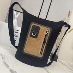 Loewe 帆布和磨砂絨面革 斜挎包 黑色帆布拼接棕色絨面革，簡約又有細節感