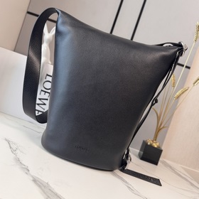Loewe 柔軟粒面鹿紋牛皮革 Loop 水桶手袋 Loop 結合水桶手袋的廓