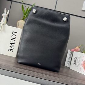 Loewe  柔軟粒面牛皮革Pebble Hobo 是一款設計簡約得垂直包款，