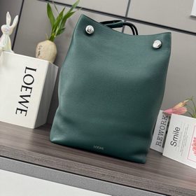 Loewe  柔軟粒面牛皮革Pebble Hobo 是一款設計簡約得垂直包款，