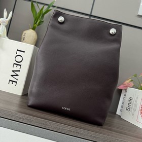 Loewe  柔軟粒面牛皮革Pebble Hobo 是一款設計簡約得垂直包款，