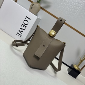 Loewe mini柔軟粒面牛皮革Pebble Bucket水桶包 将純粹的簡