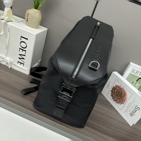 Loewe 小號尼龍和牛皮革變形背包 緊湊型背包，配有舒适性高的襯墊肩帶、網眼