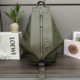 Loewe 小號尼龍和牛皮革變形背包 緊湊型背包，配有舒适性高的襯墊肩帶、網眼