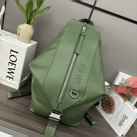 Loewe 小號經典牛皮革變形背包 緊湊型背包，配有舒适性高的襯墊肩帶、網眼背
