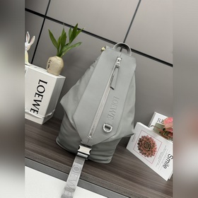 Loewe 小號尼龍和牛皮革變形背包 緊湊型背包，配有舒适性高的襯墊肩帶、網眼