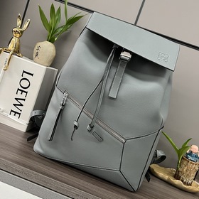 Loewe  新款背包到貨  puzzle Backpack 是一種寬敞且