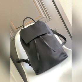 Loewe  新款背包到貨 這是一款選用質感柔軟粒面牛皮拼接經典牛皮的背包