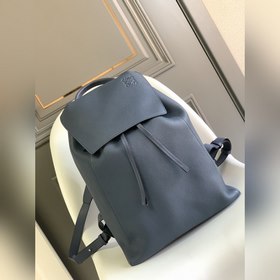 Loewe  新款背包到貨 這是一款選用質感柔軟粒面牛皮拼接經典牛皮的背包